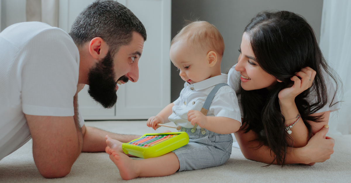 Roditelji se igraju sa bebom